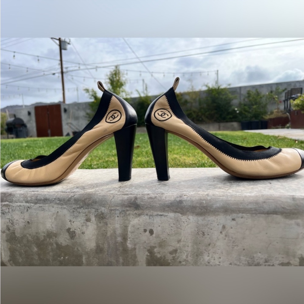 Authentic CHANEL Spirit stretch pump in beige and black leather Sz 40